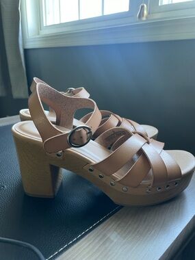 Old Navy Tan Strappy Platform Sandals with Buckle